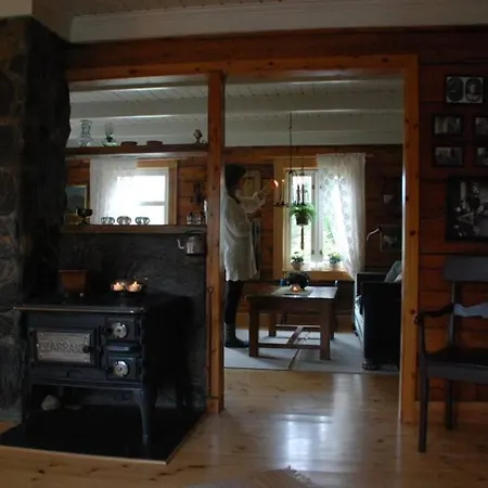 100 Years Old Norwegian Log House In Feriehus