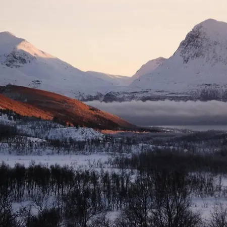 100 Years Old Norwegian Log House In Feriehus