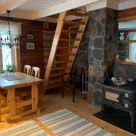 100 Years Old Norwegian Log House In Feriehus *