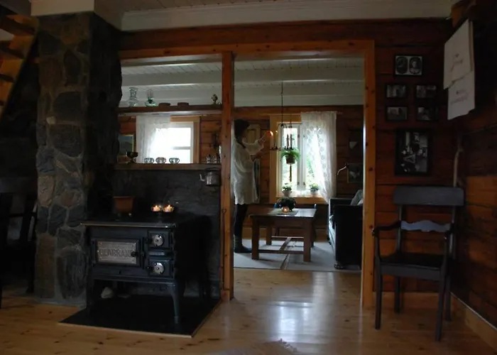 100 Years Old Norwegian Log House In Feriehus